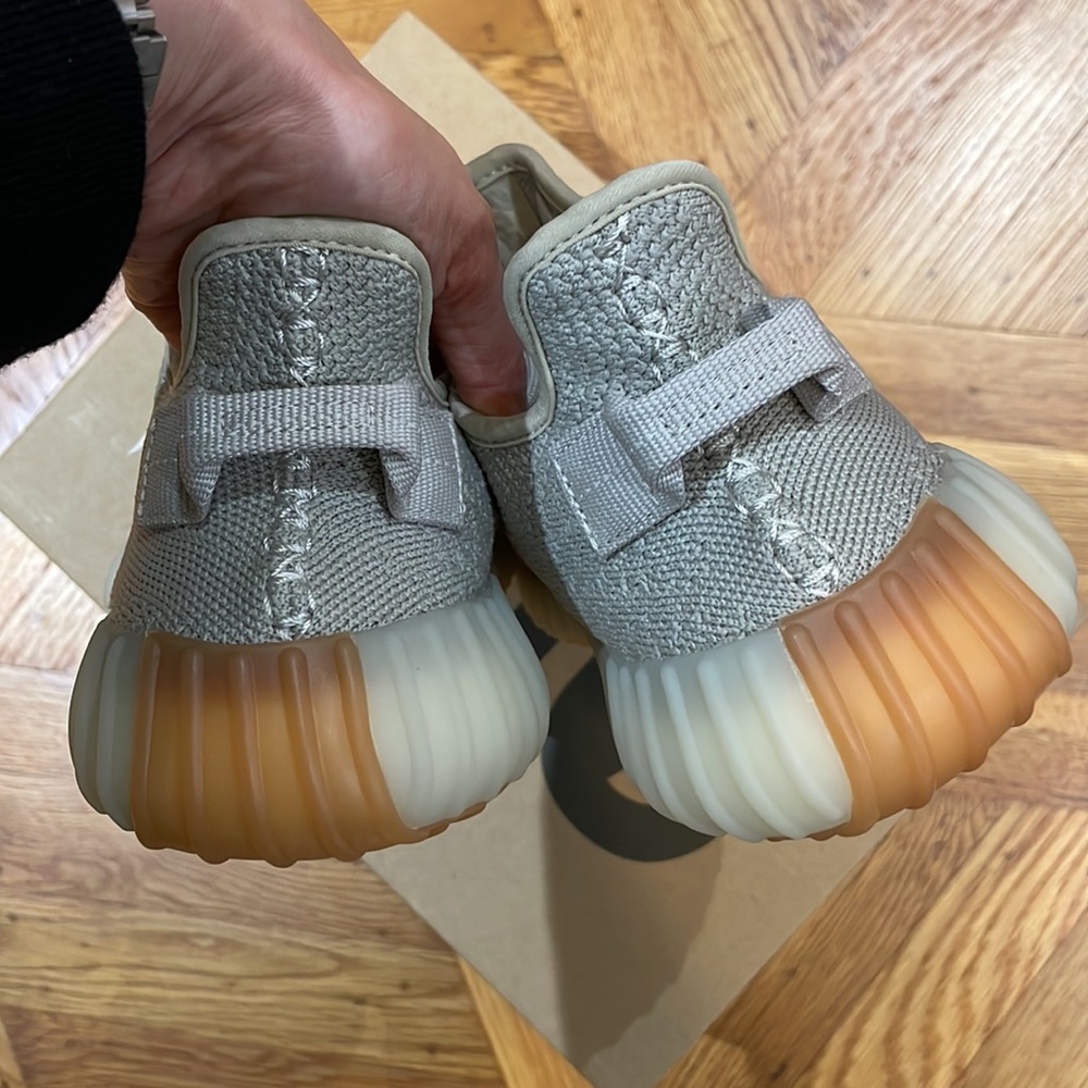 Authentic Adidas Yeezy 350 v2 sesame - Picture 4 of 7